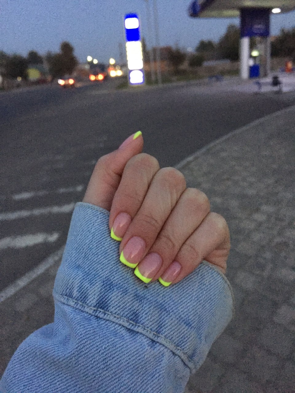 Маникюр с яркими пигментами