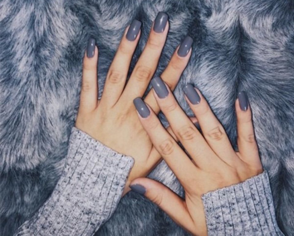 Зимний маникюр серого цвета