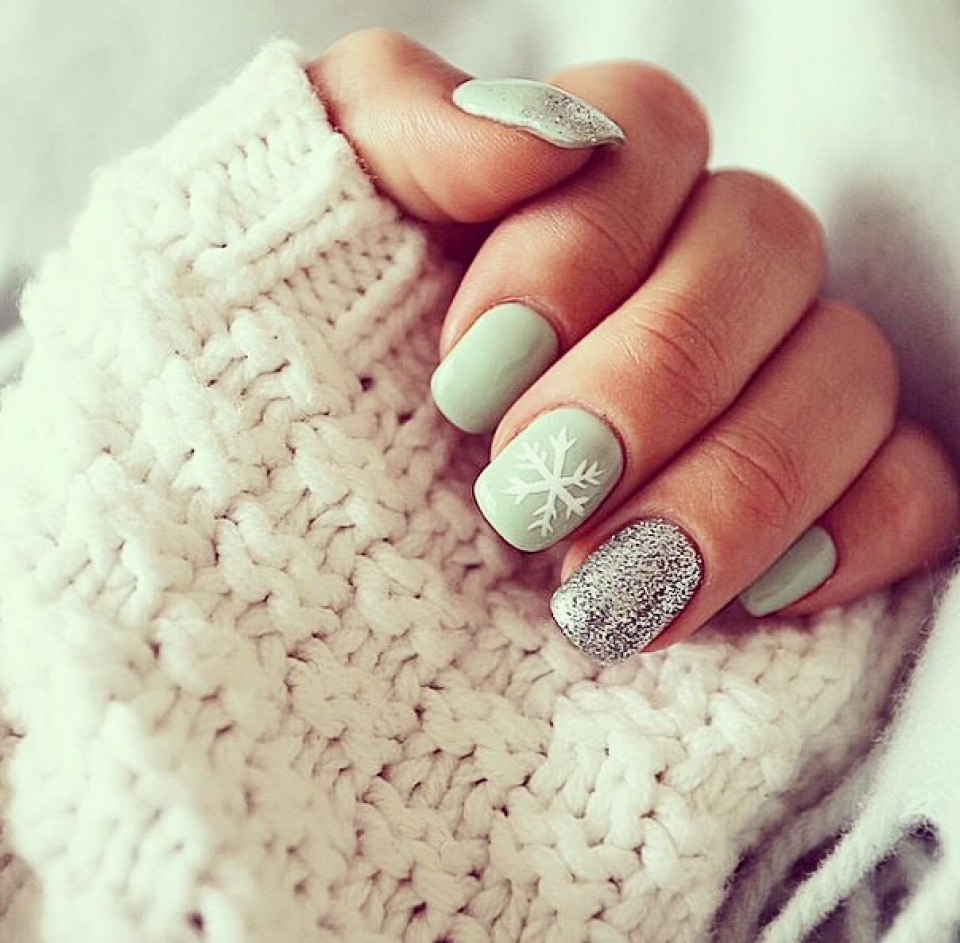 Светлый зимний маникюр