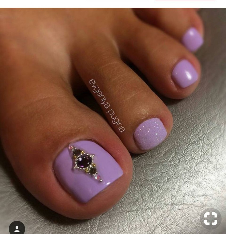 Красивый однотонный педикюр