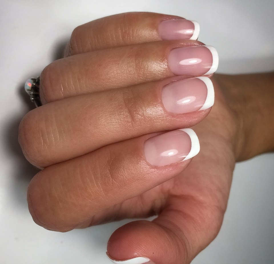 Лунный френч на ногтях 2021