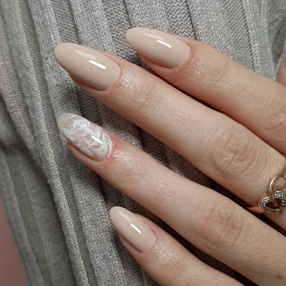 Маникюр кошачий глаз бежевый