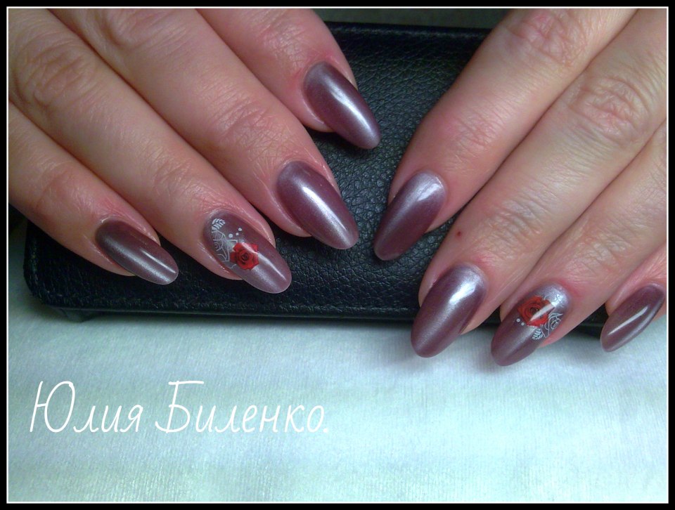 Жёлтый маникюр с золотой втиркой