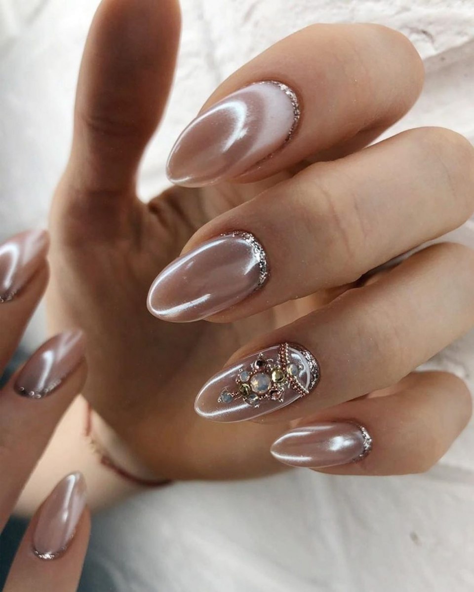 Коричневый маникюр