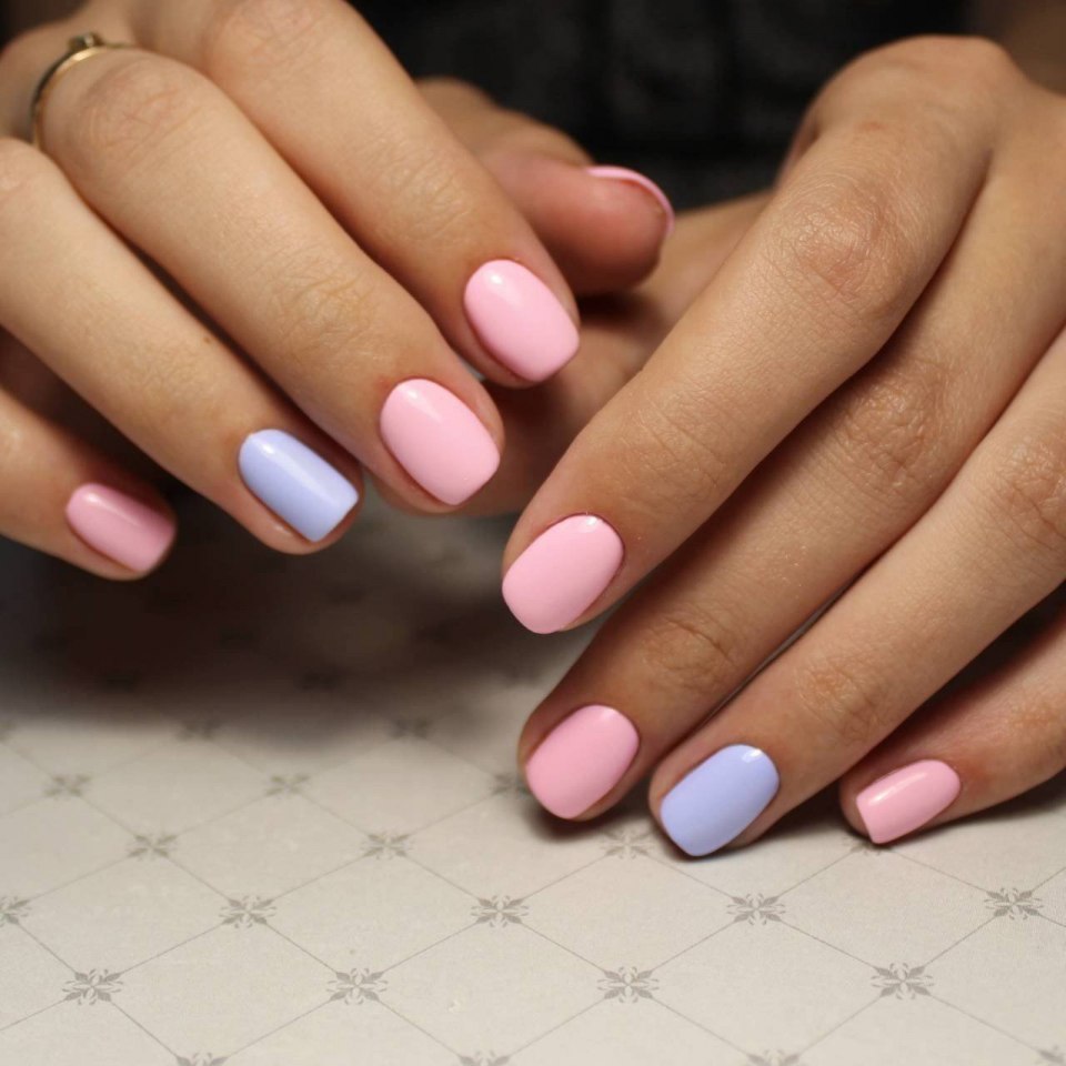 Голубой маникюр