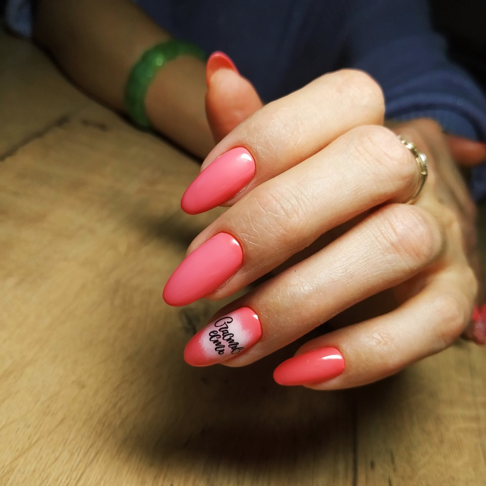 Ногти кораллового цвета