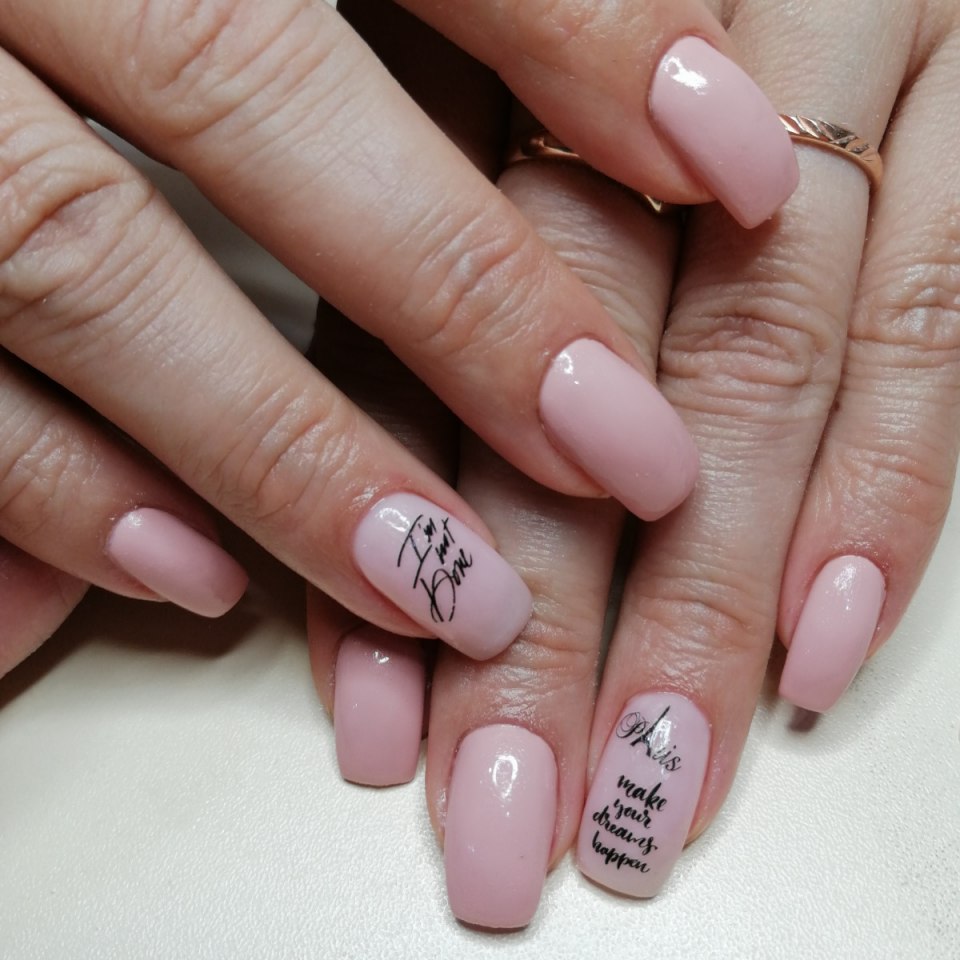 Нежно розовый маникюр