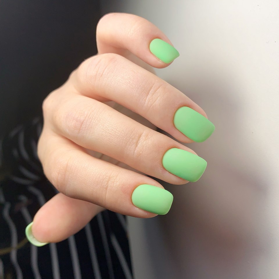 Коралловый маникюр