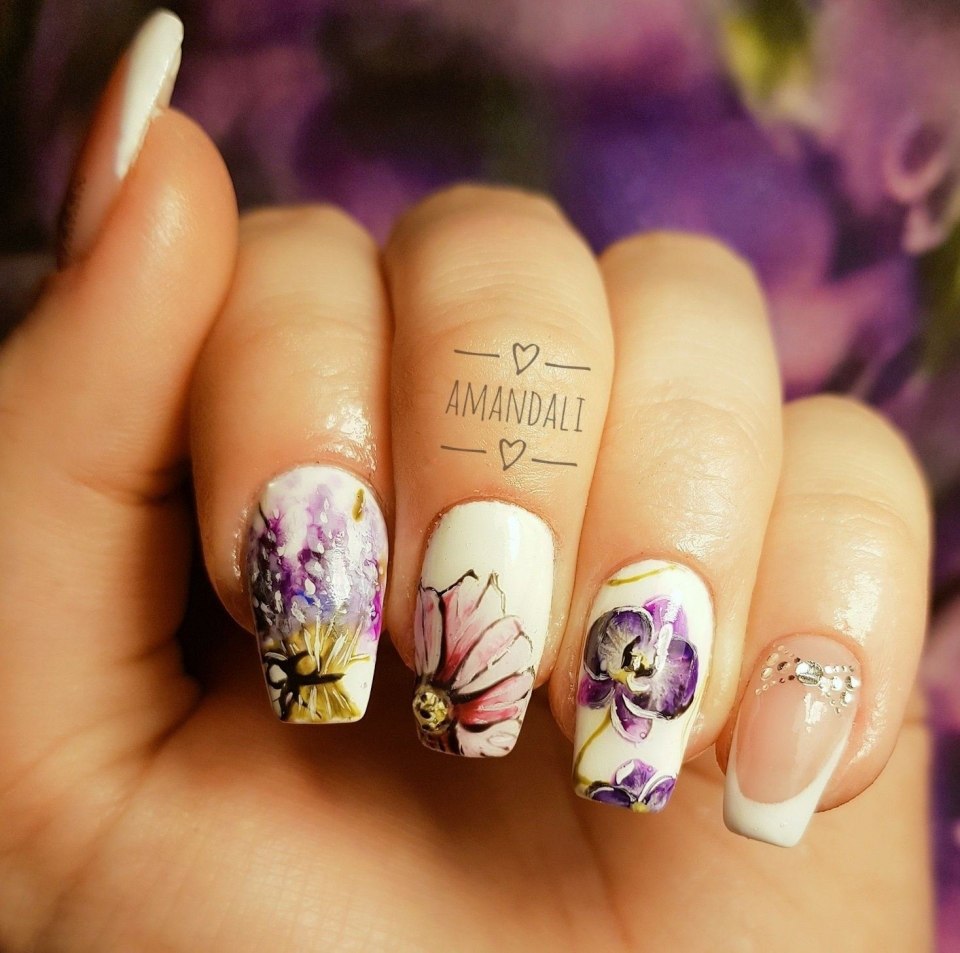Красивый маникюр с цветами