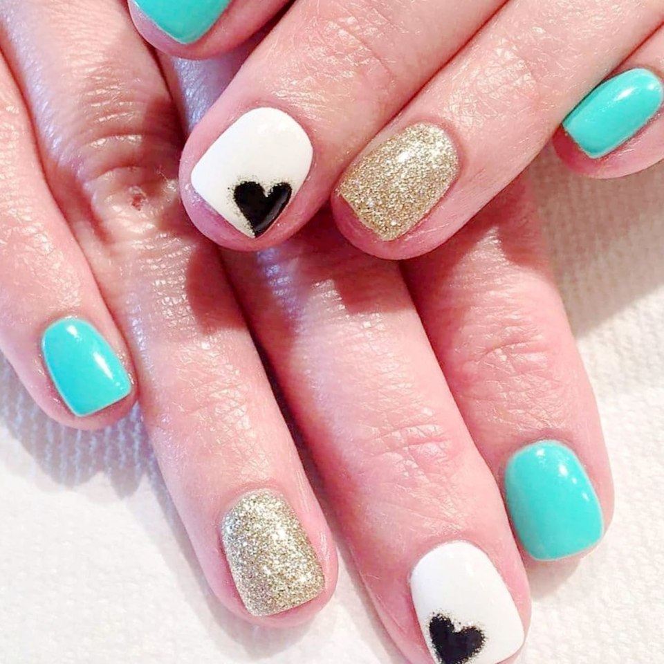 Маникюр на короткие ногти с сердечками