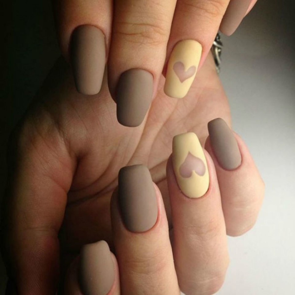 Пастельно коричневый маникюр