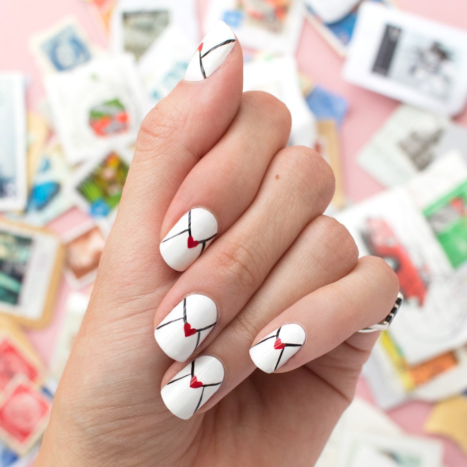 Белый маникюр с сердечками