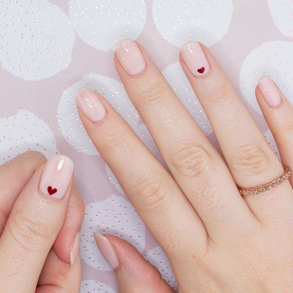 Белые ногти с черным сердечком