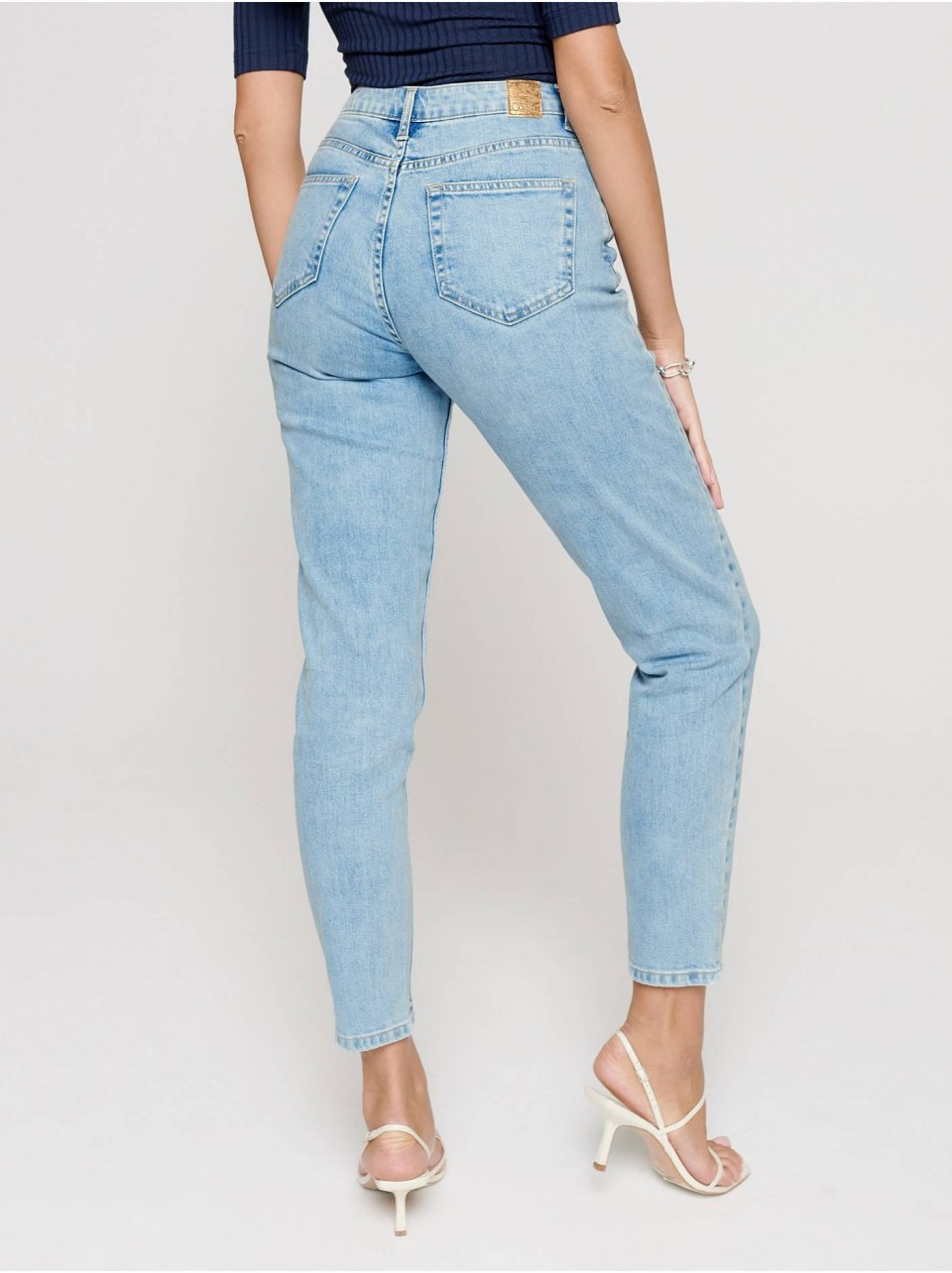 Джинсы Levis женские тёмные mom