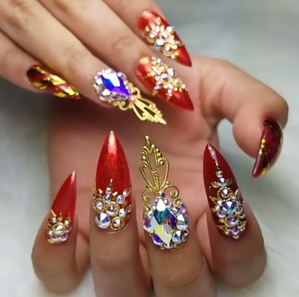 Красный маникюр