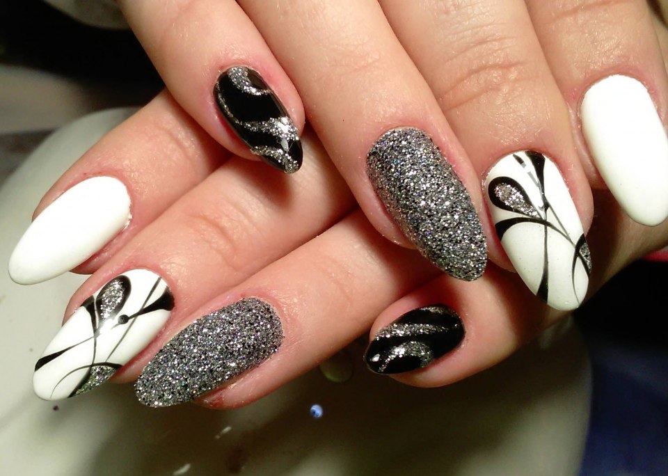 Черно белый маникюр
