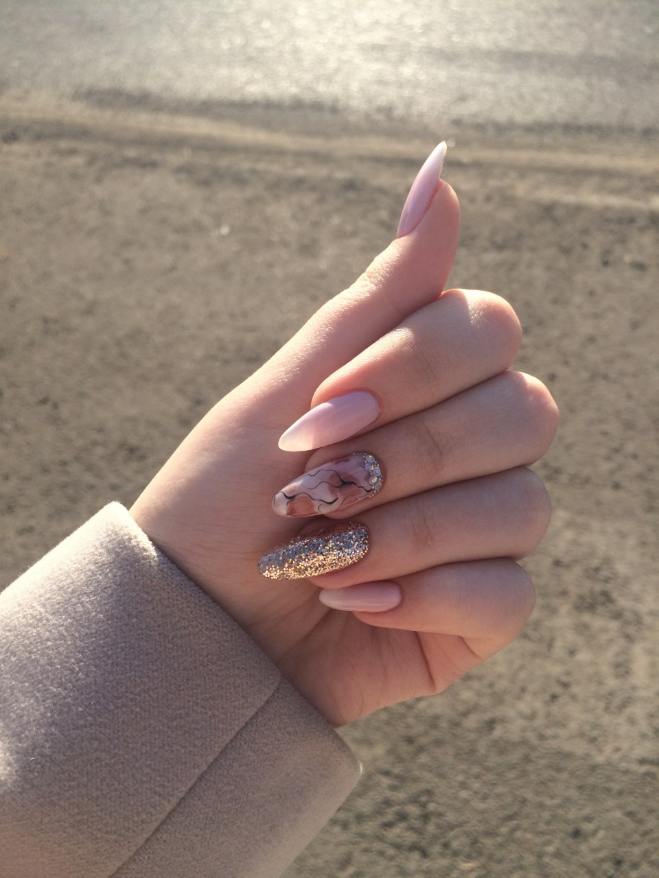 Маникюр миндаль с наклейками