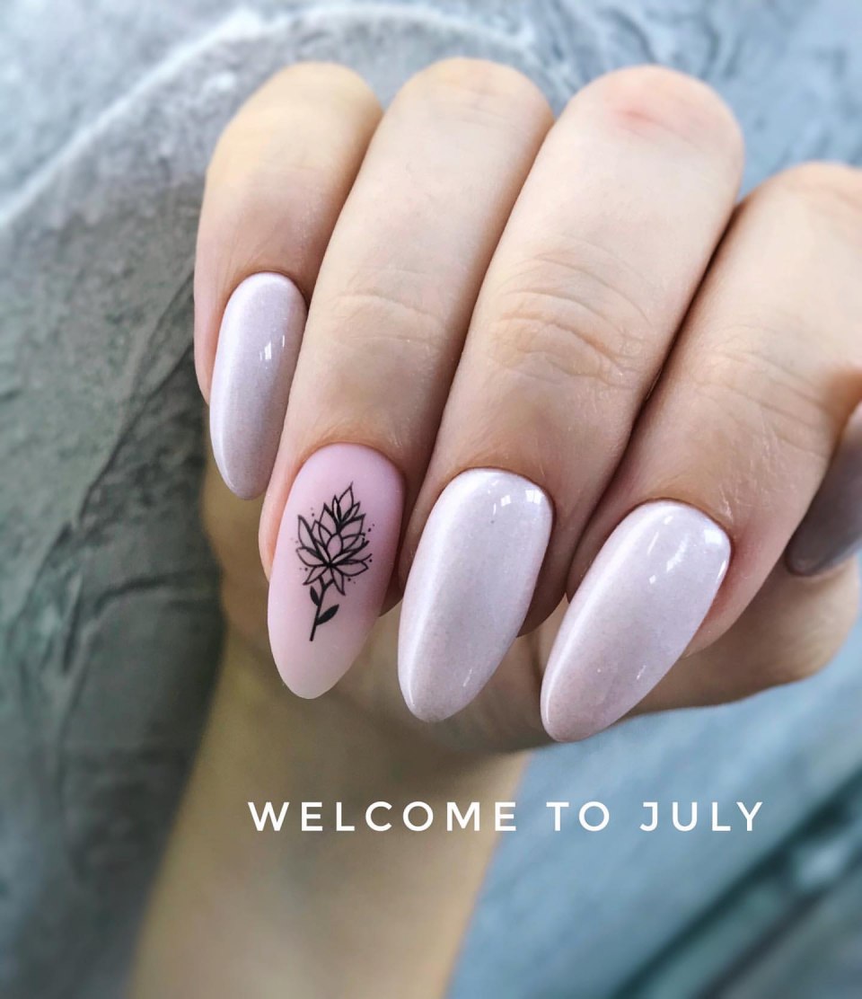 Ногти миндальной формы с наклейками