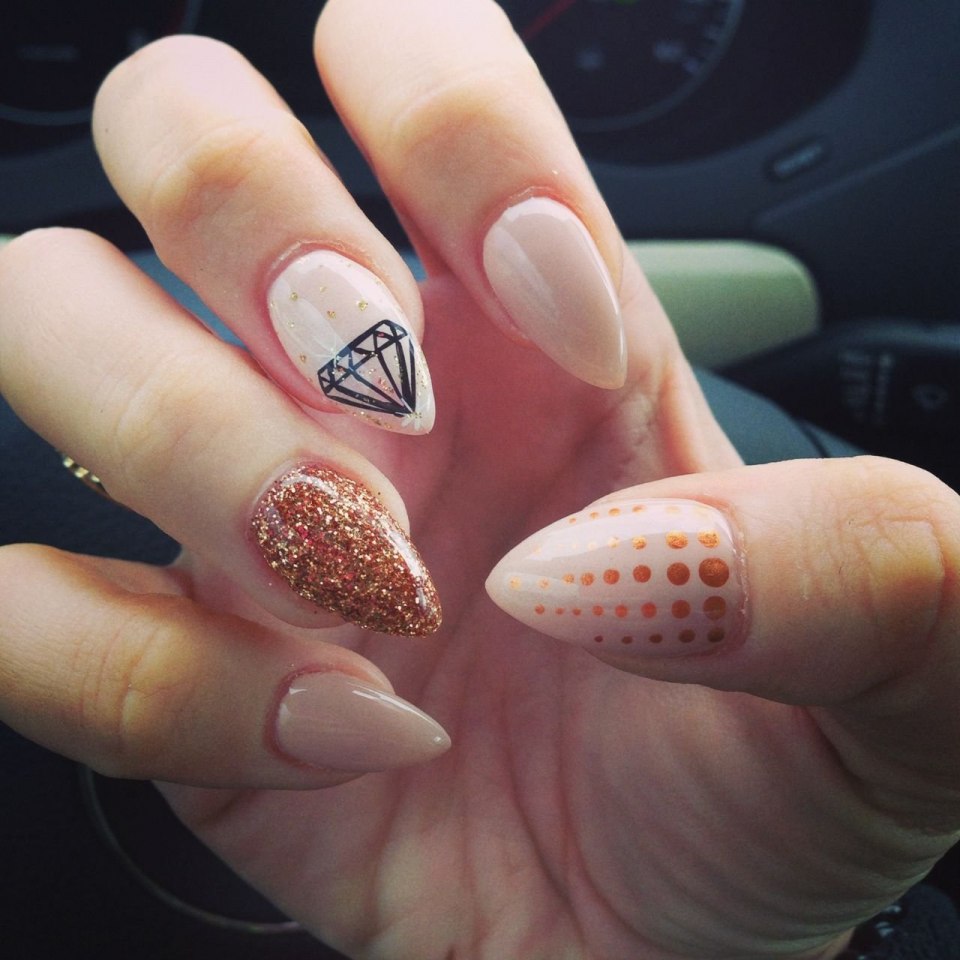 Маникюр миндаль с наклейками