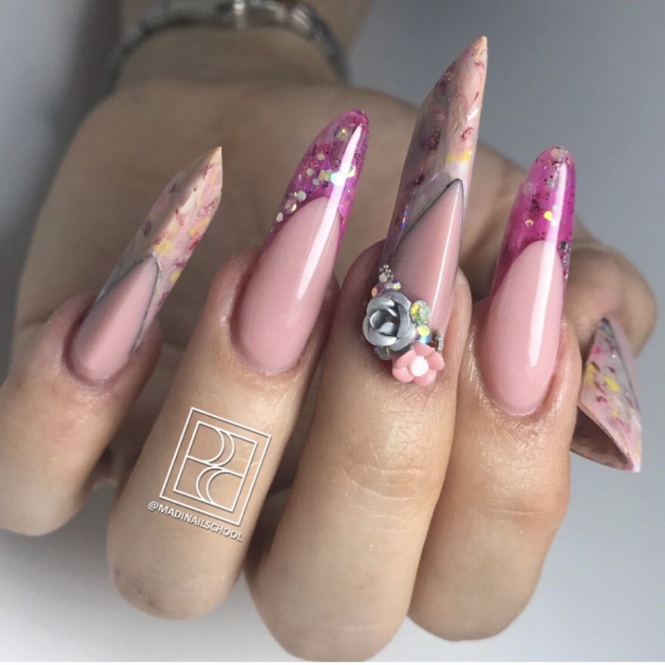 Ногти миндаль с наклейками