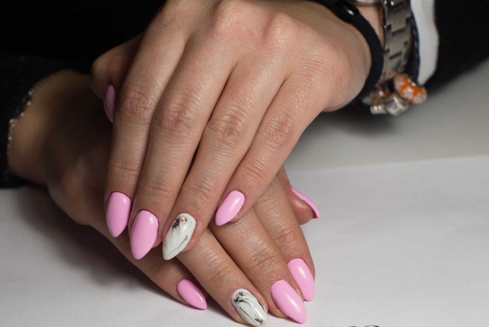 Розовые ногти миндаль короткие