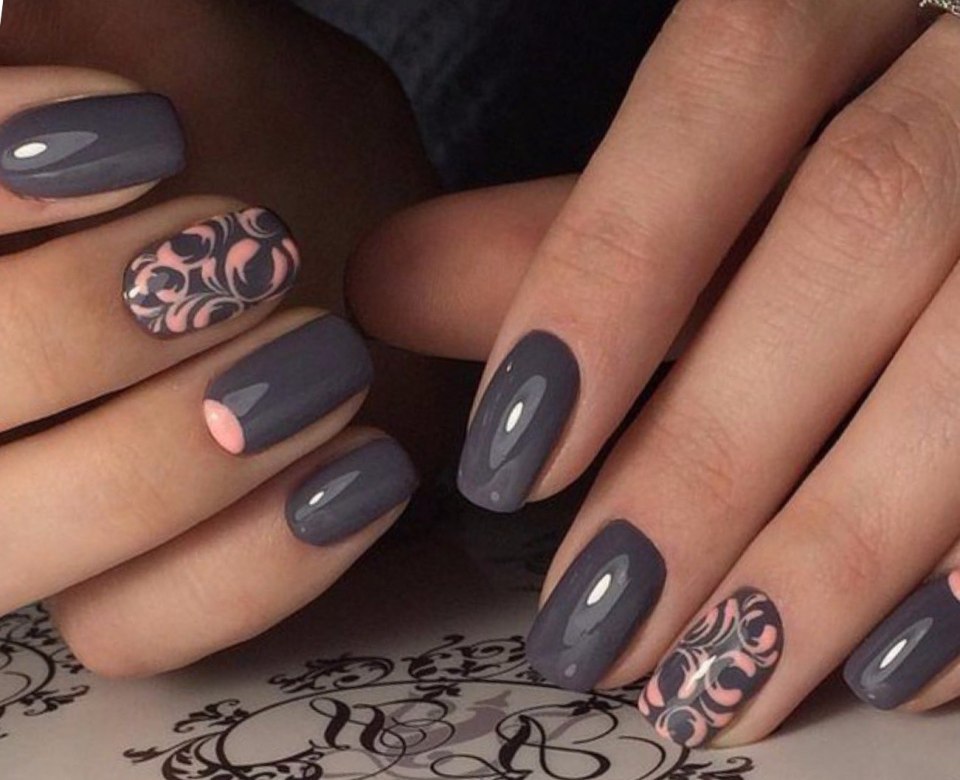 Маникюр серый с розовым