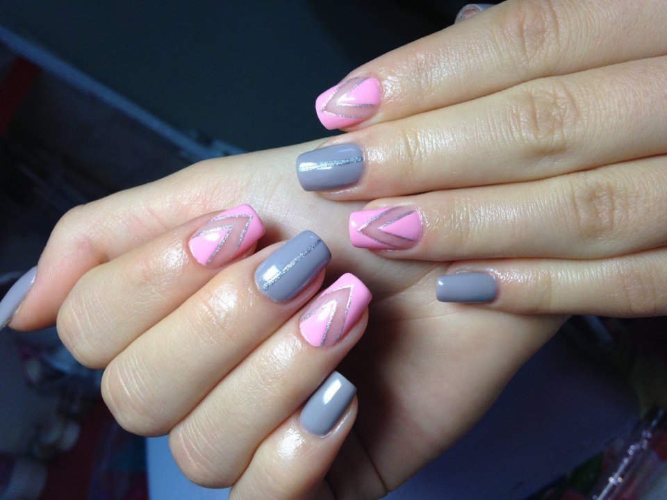 Серо-розовый маникюр