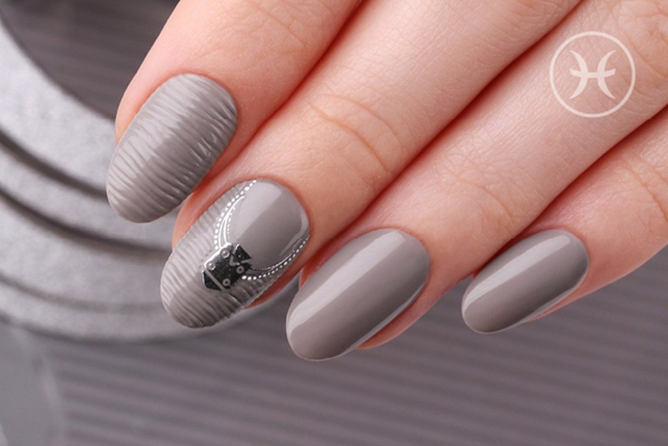 Серый маникюр