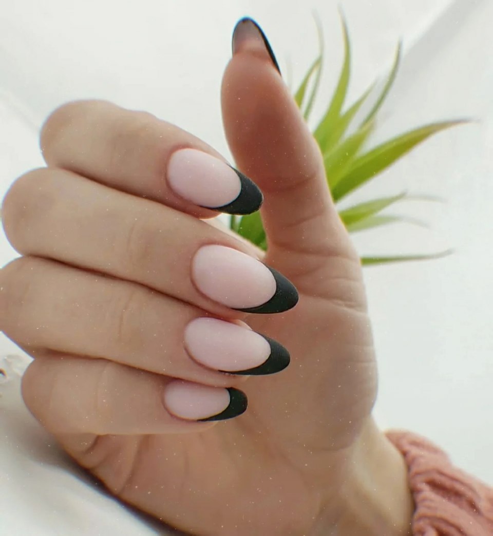 Чёрный матовый френч на миндаль