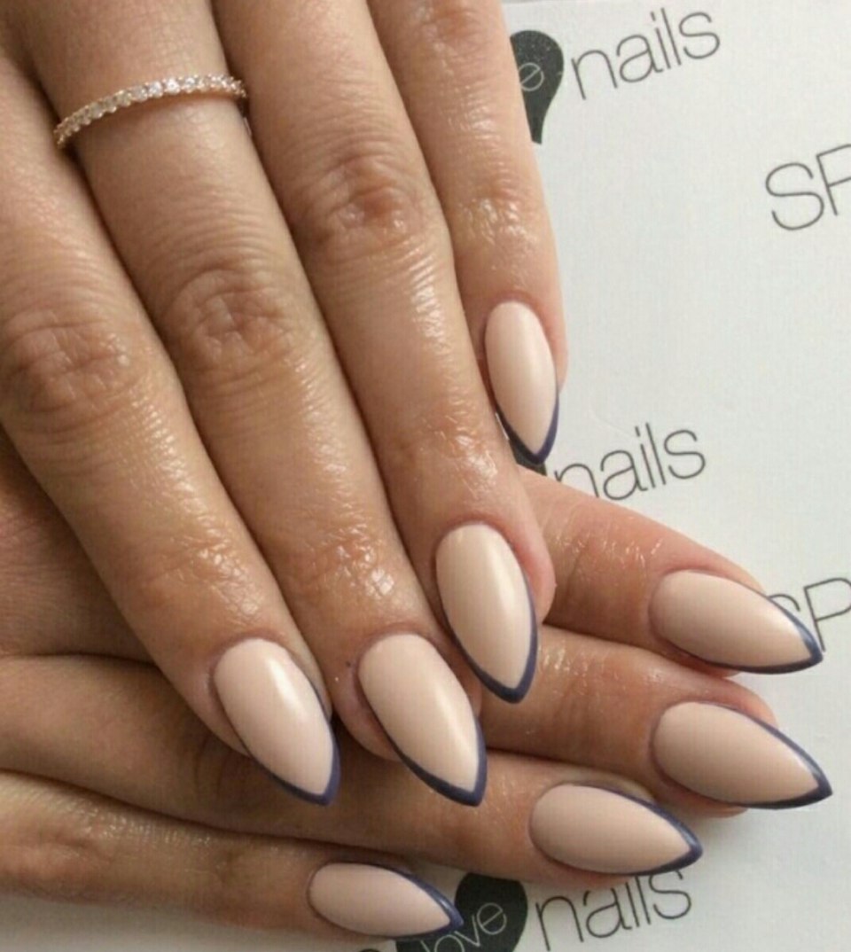 Ногти миндаль матовые бежевые френч