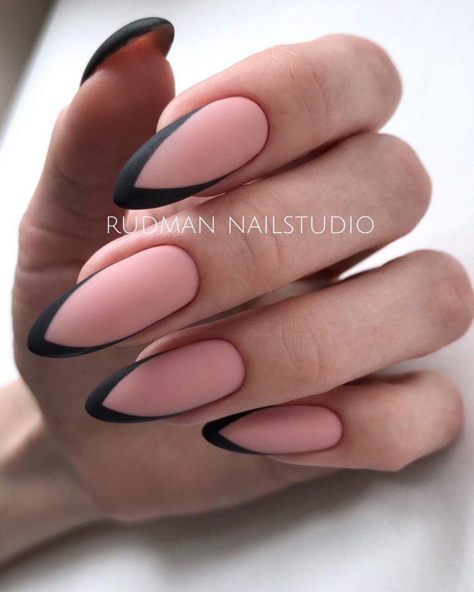 Матовый френч на миндпльных ногтях