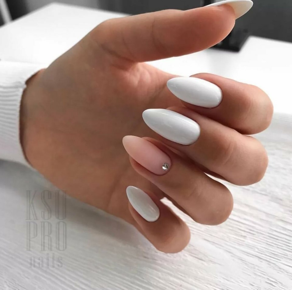 Белые короткие ногти