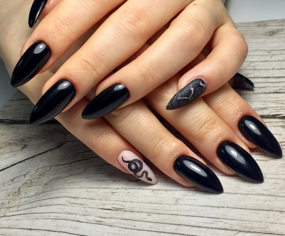 Чёрные ногти со змеей