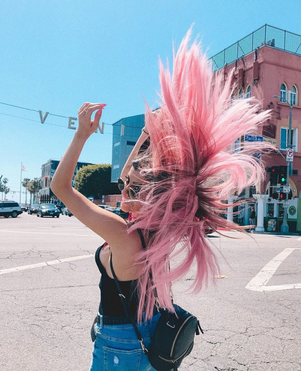 Девушка с розовыми волосами на аву