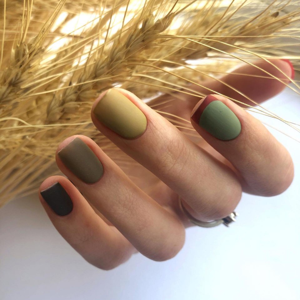 Осенний маникюр в синих оттенках