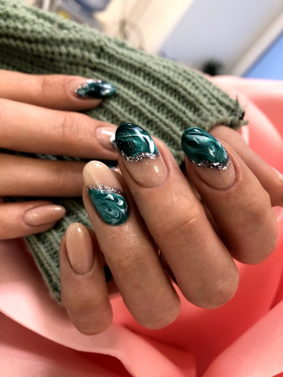Зелёный маникюр