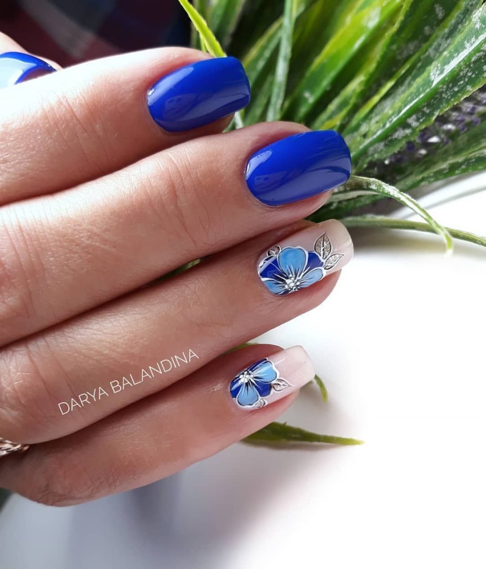 Синий маникюр