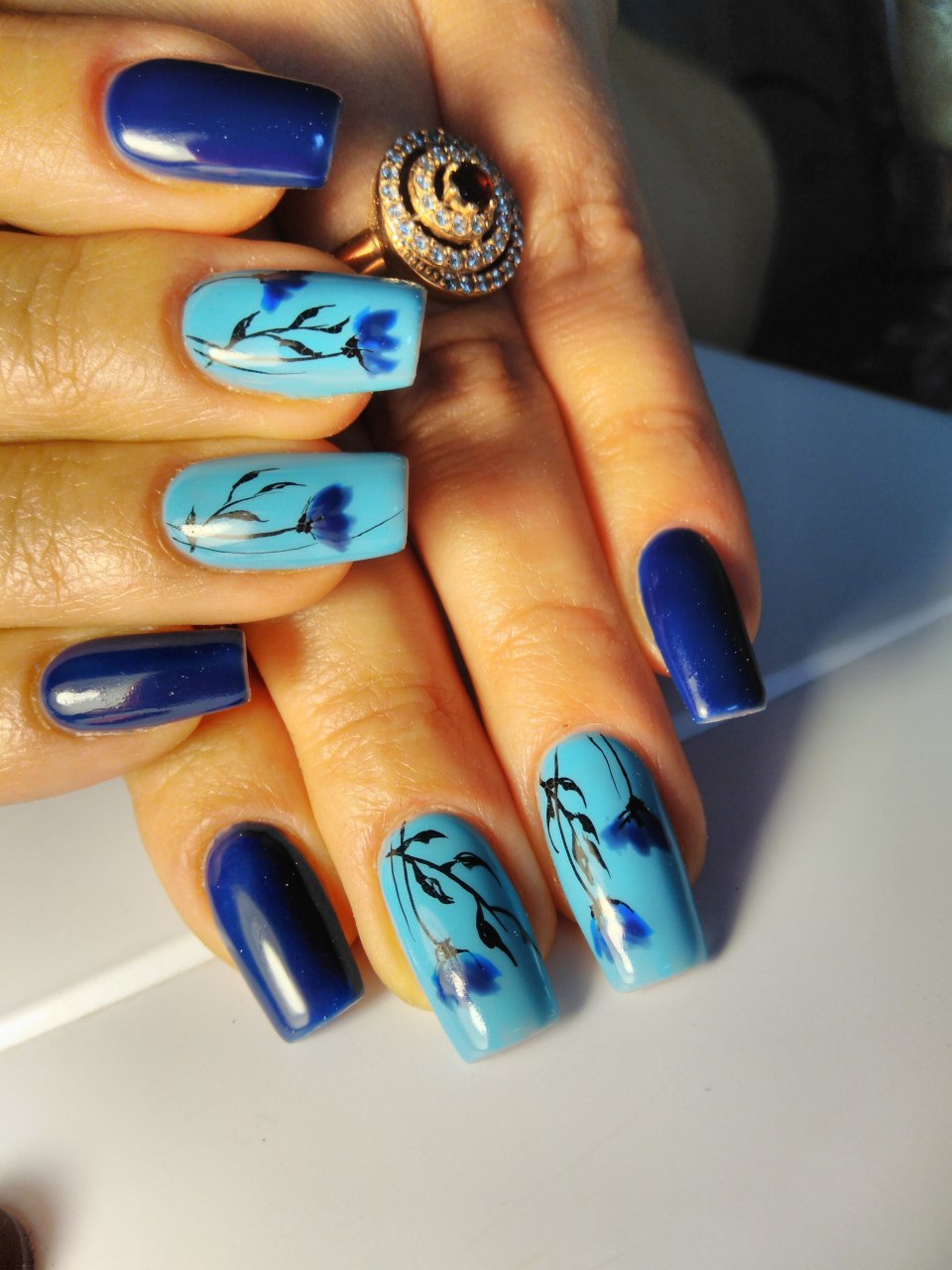 Маникюр в холодных тонах