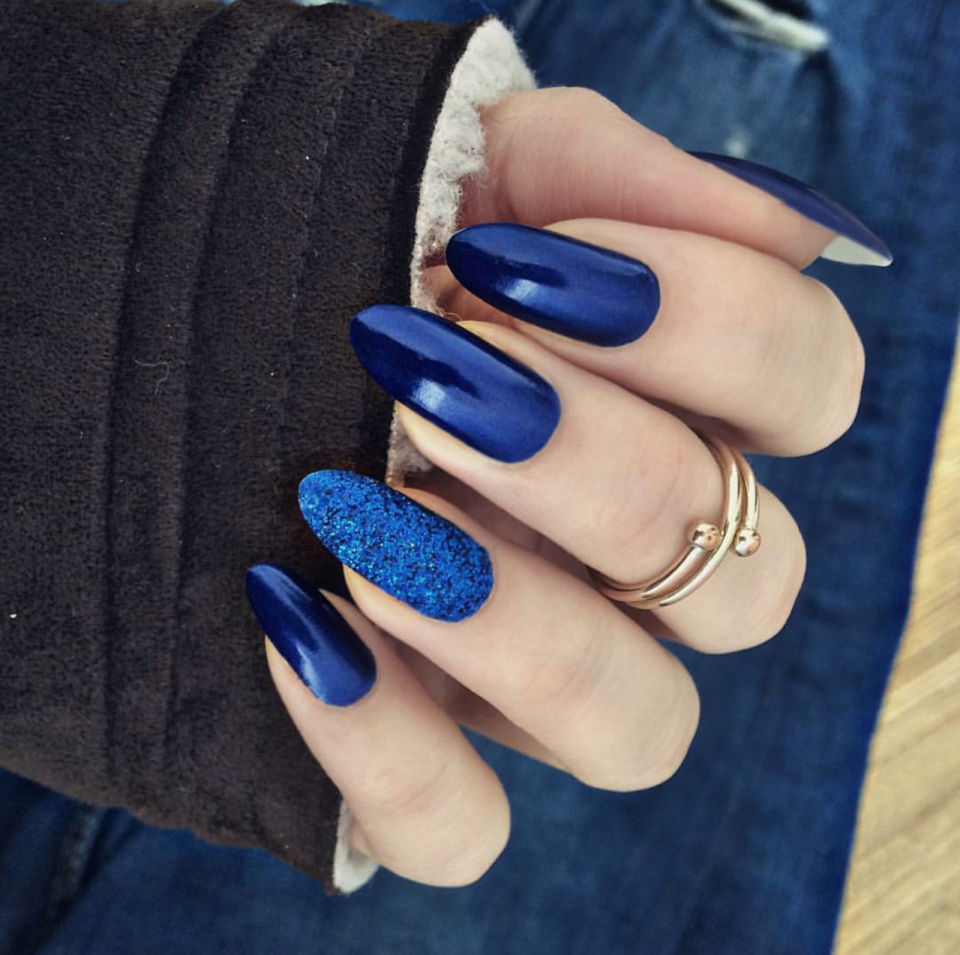 Новогодний маникюр синий с бежевым