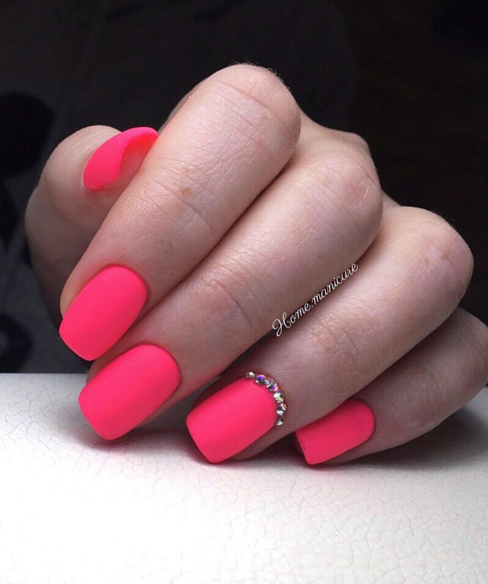 Маникюр малинового цвета