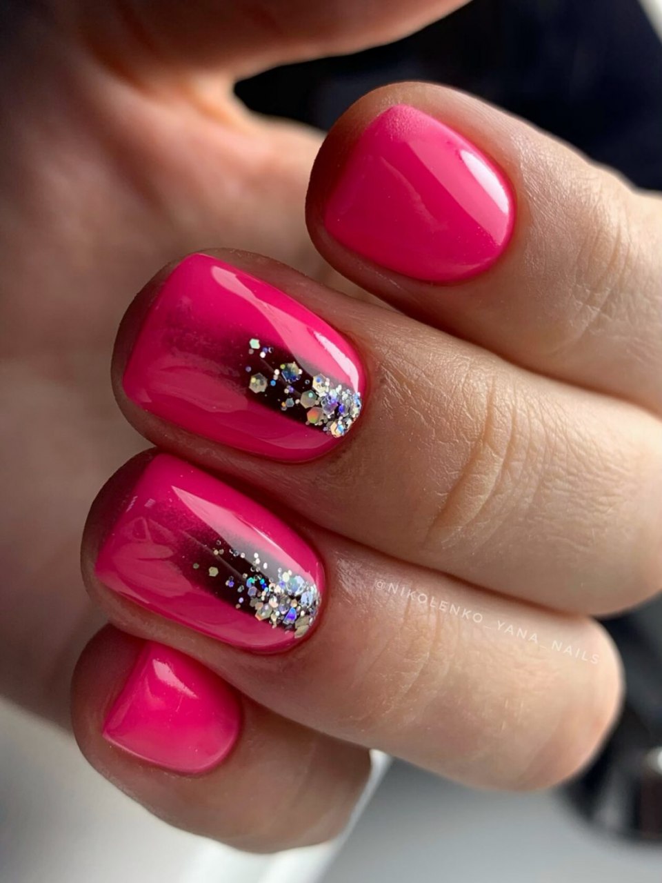 Красный маникюр на короткие ногти