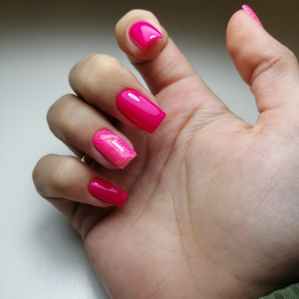 Маникюр в ягодных тонах на короткие ногти