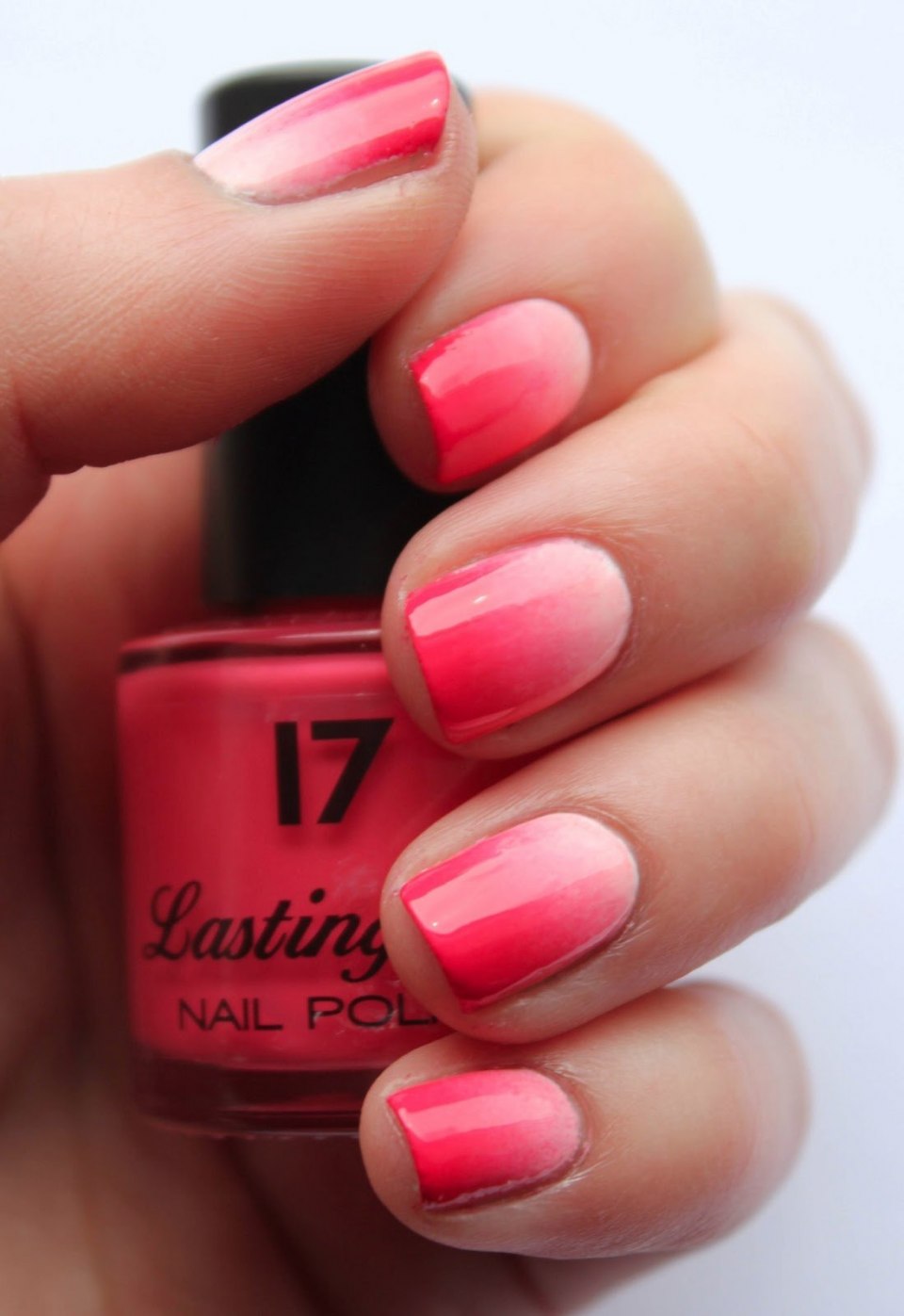 Розовый маникюр с красными вензелями