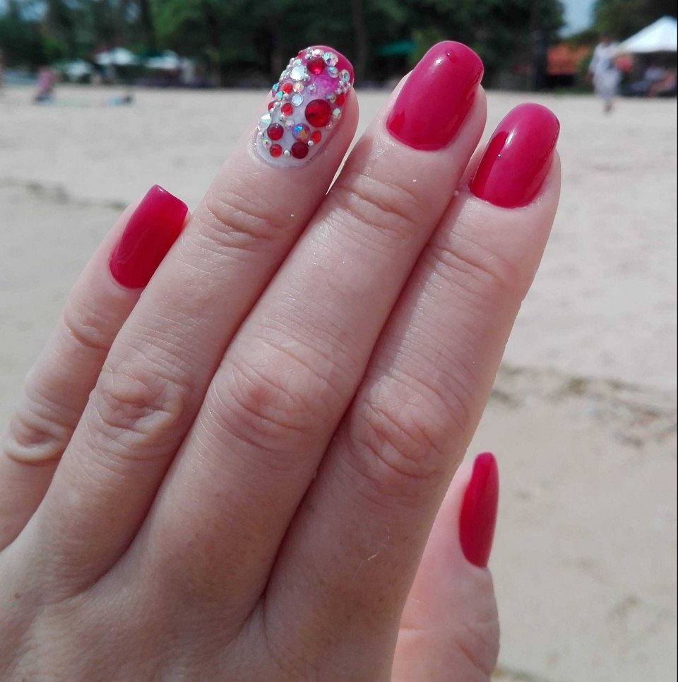 Ярко коралловый маникюр