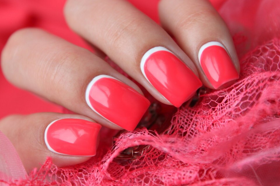 Градиентный маникюр красный