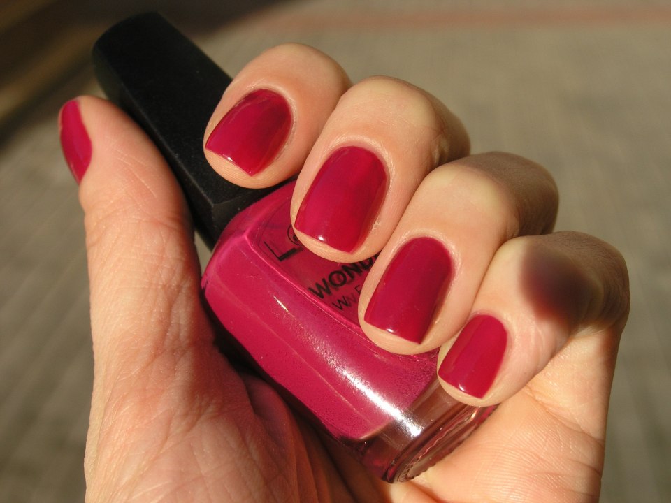 Маникюр ярко розовый с белым