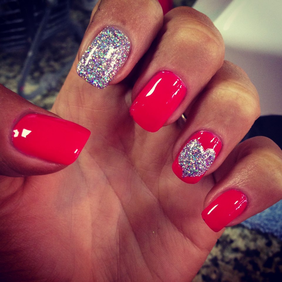 Яркий маникюр с лунками