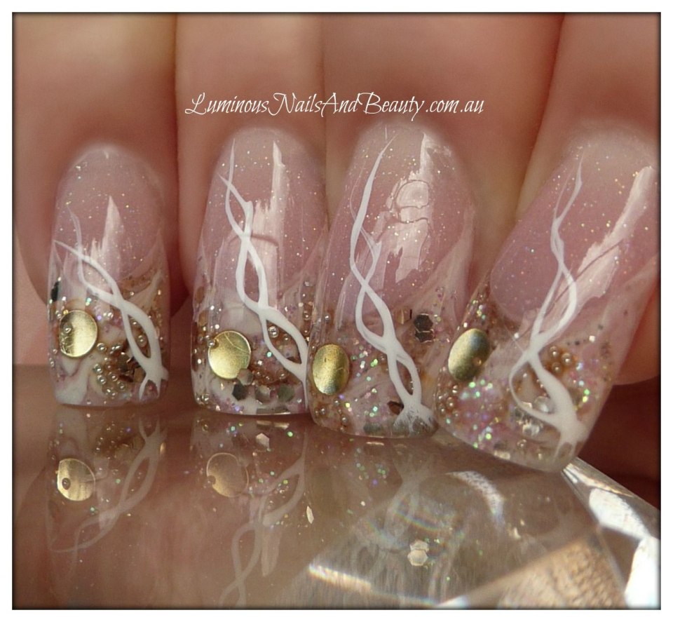 Маникюр аквариум с блестками золото