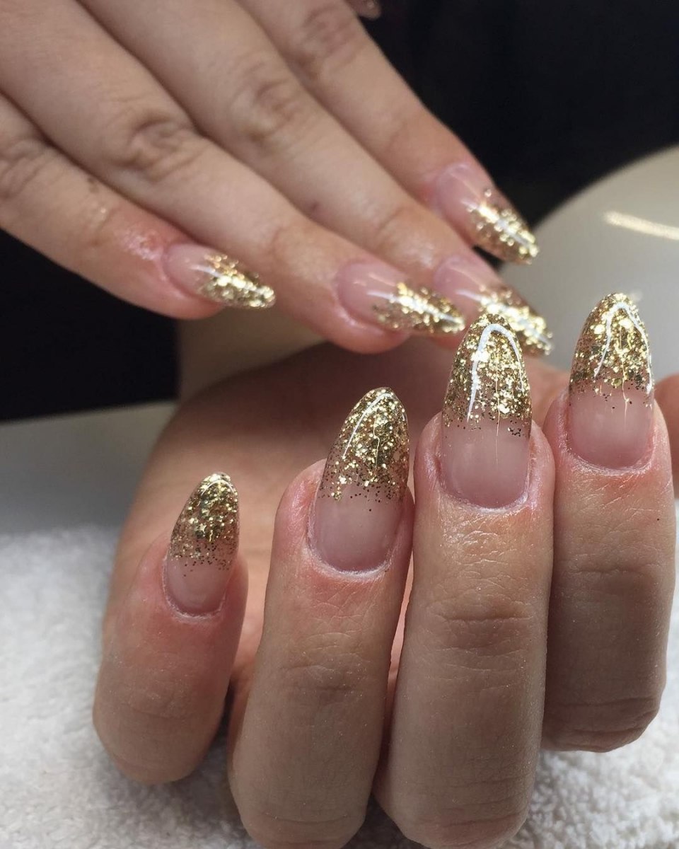 Новогодний маникюр френч и золото
