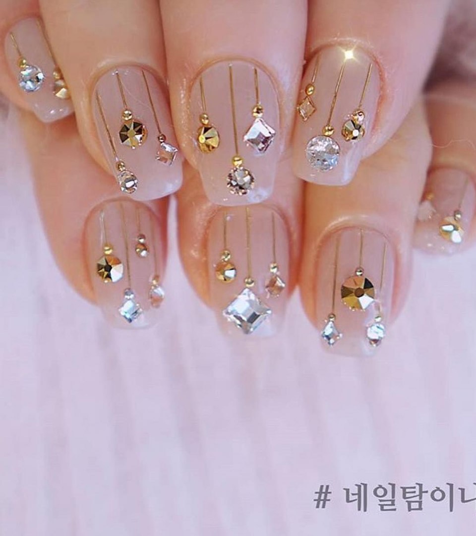 Прозрачный маникюр с декором